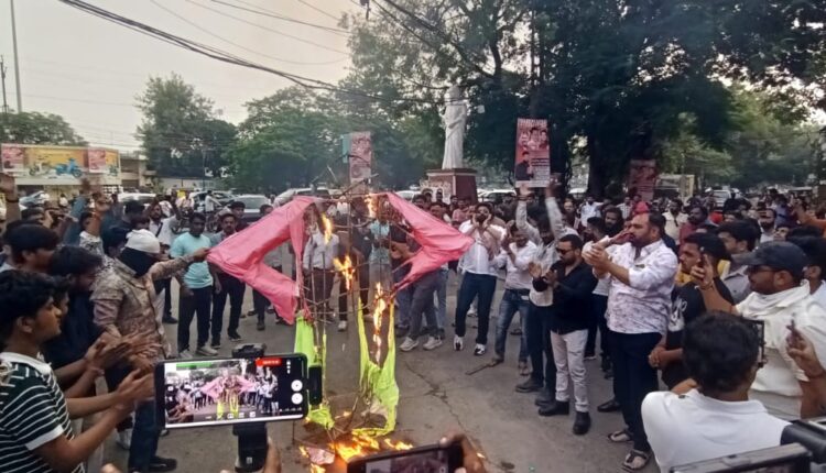 इंदौर : बीजेपी की नई कार्यकारिणी पर बवाल, खाती समाज ने किया प्रदर्शन - Makdai Express24